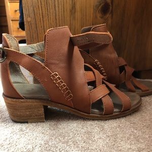 Women’s Sundance leather strappy sandals. Size 8